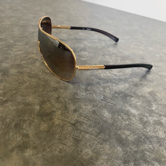 GUESS designer sunglasses - Picture 7 of 7